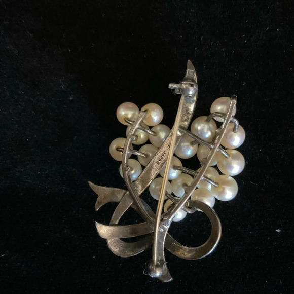 1930’s Silver Scroll 20 Cultured Mikimoto Pearl Brooch. Japan - Picture 8 of 10